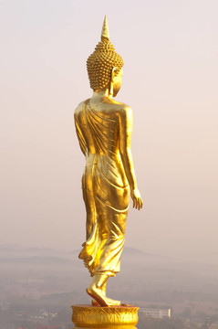 美麗的金色佛像在北部；泰國。