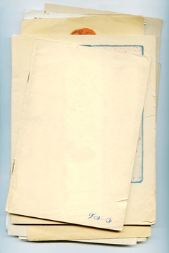 舊的發(fā)黃的小冊(cè)子，棧