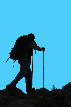 一個登山運動員剪影