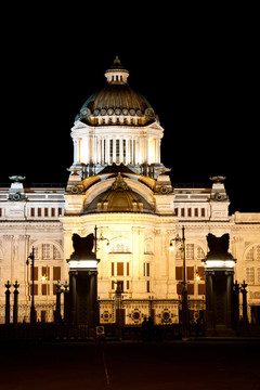 阿難samakom王座廳夜景；曼谷；泰國