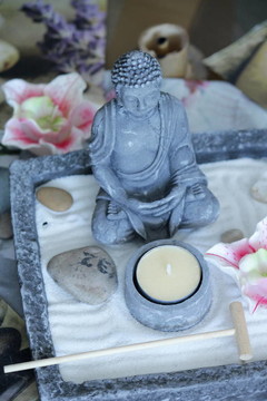 Zen buddha和桌子