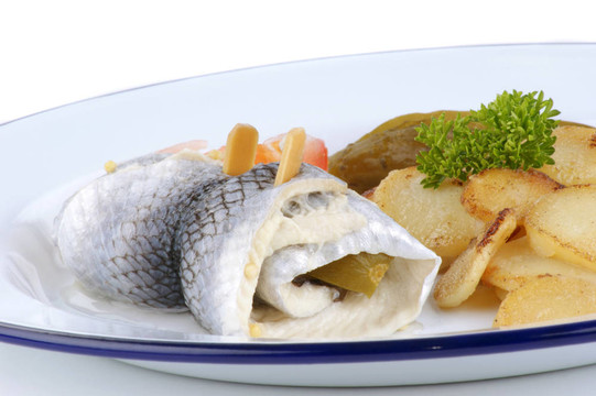 腌鯡魚(yú)配油炸土豆；黃瓜和番茄