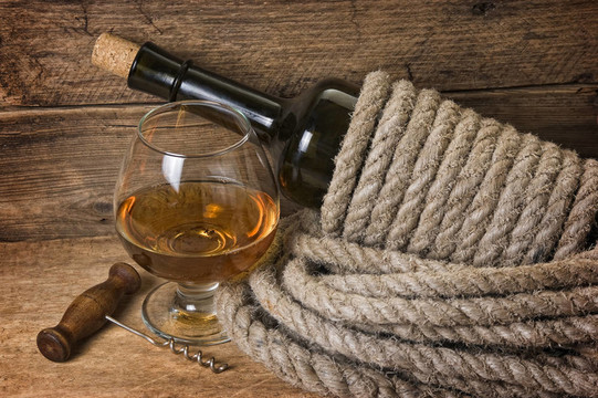 一瓶用繩子裹著的酒