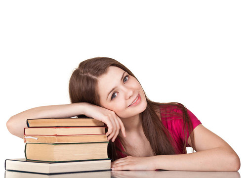十幾歲的女孩與大量的書(shū)籍；孤立的白色