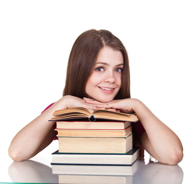 十幾歲的女孩與大量的書(shū)籍；孤立的白色