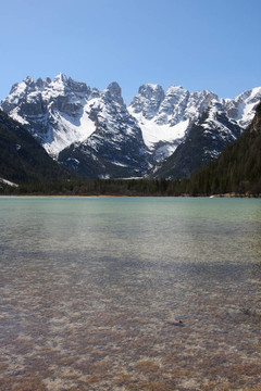 山上的湖