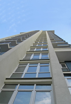 新城市現(xiàn)代黃灰建筑；藍天；云；水泥