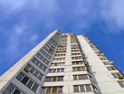 高白磚建筑；藍(lán)天；