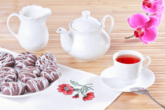 一杯茶；茶壺和巧克力冰香料蛋糕