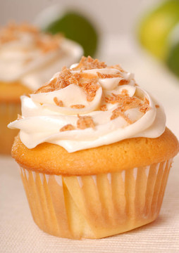 Vanilla cupcake與奶油和烤椰子