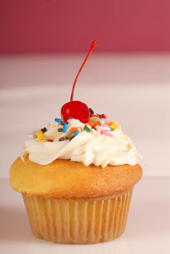 Vanilla cupcake和櫻桃力嬌的櫻桃奶油