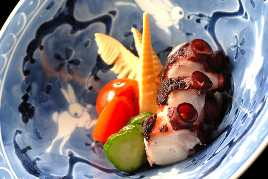 烤章魚(yú)開(kāi)胃沙拉和新鮮蔬菜