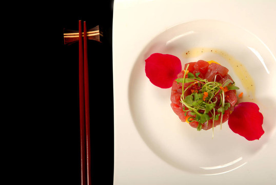 金槍魚；芒果和黃瓜泥用筷子
