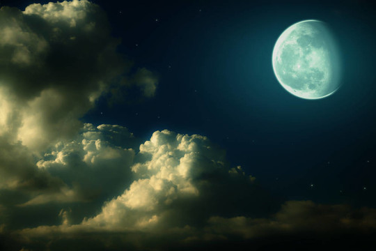 月亮；云朵和星星的夜晚景觀