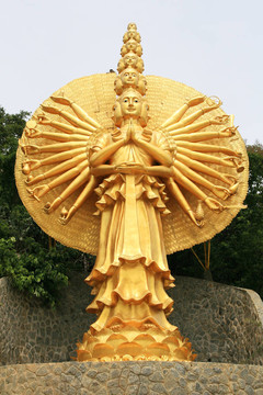 觀音金雕像
