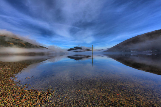 Loch Long的薄霧升起