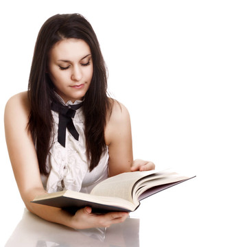 友善的大學(xué)女生在書桌上孤立書本