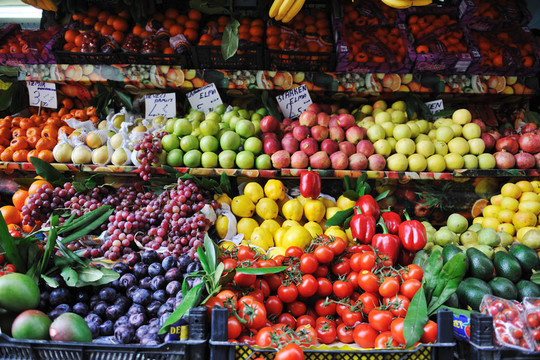 市场上的新鲜水果和蔬菜