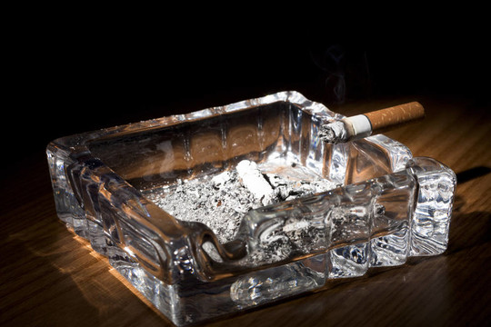 Glass Ashtray與香煙