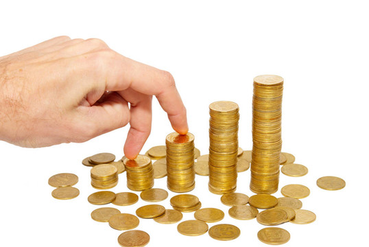 攀登手上的金幣樓梯上的白色隔離。