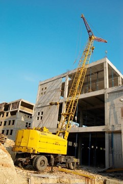 建筑起重機與施工。