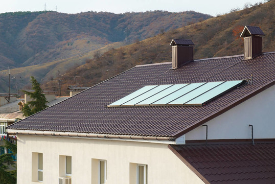 太陽能電池板（geliosystem）在房頂上。