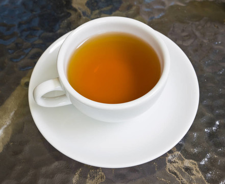 一杯茶在玻璃桌上