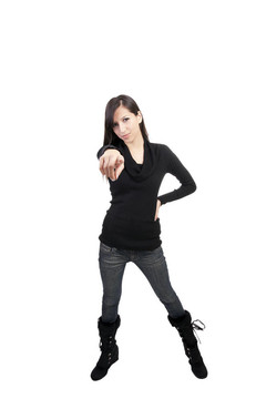 年輕白人婦女指向牛仔褲靴子毛衣