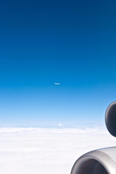 飛機(jī)在云層上空飛行
