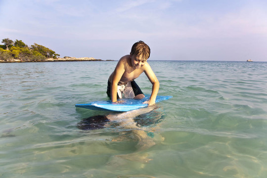 男孩在海上沖浪