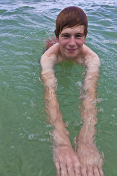 年轻人在海洋里游泳