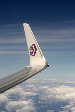 藍(lán)天中的奧凱航空機(jī)翼