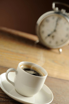 鬧鐘和咖啡杯