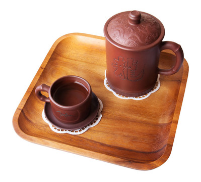 木制托盤上的茶具
