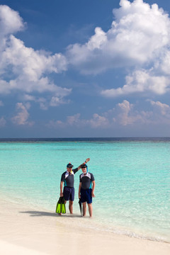 兩人在海上裝備浮潛