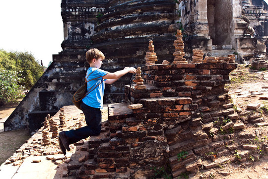 男孩以圖畫里面著名的寺Wat Phra Si sanphet；在Ajutthaya皇家宮殿