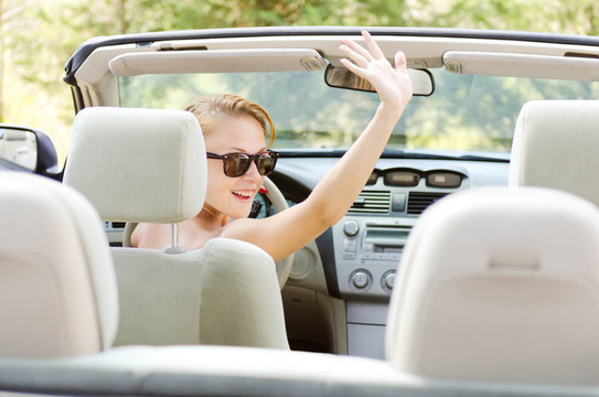 車里的年輕女人