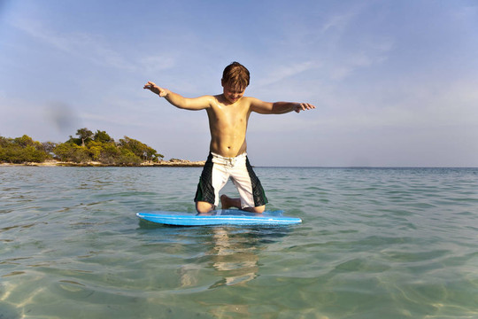 男孩在海上沖浪