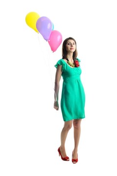 帶氣球的年輕女人