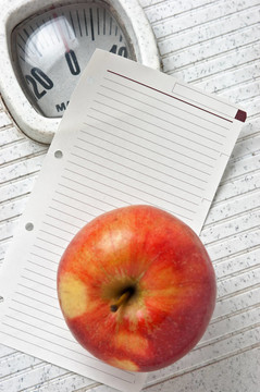 苹果和地板秤上的一张便条