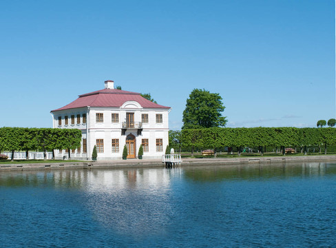 在Peterhof，許多宮殿；俄羅斯圣彼得堡；俄羅斯