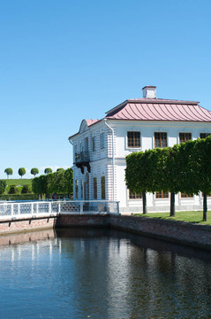 在Peterhof，許多宮殿；俄羅斯圣彼得堡；俄羅斯