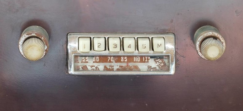 舊的汽車收音機(jī)