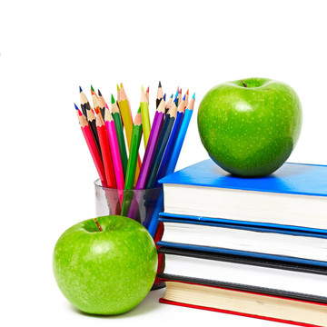 苹果；书和彩色铅笔；