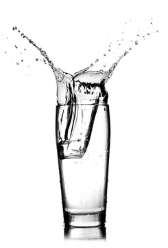 水濺在玻璃上