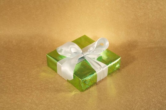 白色蝴蝶結(jié)的亮綠色禮品盒