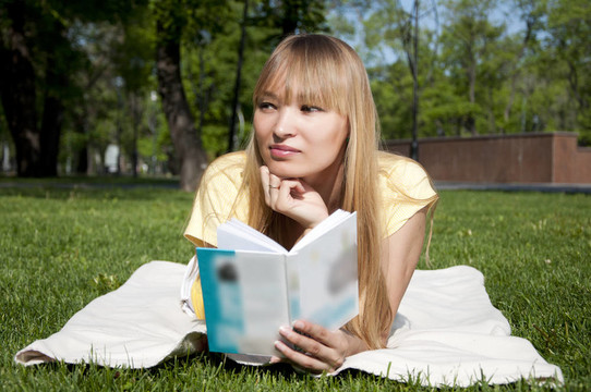 公園里的年輕女人讀書
