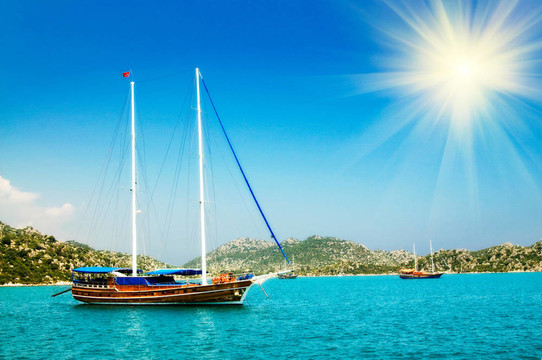 在海灣美妙的游艇和陽光。土耳其。Kekova。