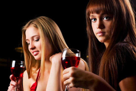 酒吧里的兩個(gè)年輕女人