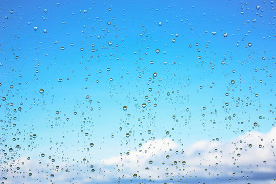 水滴在玻璃上与蓝天白云